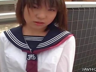 Japanilainen nuori nainen imee kalu sensuroimattomia