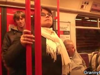 Hän poimii ylös povekas tyttöystävä sisään the metro