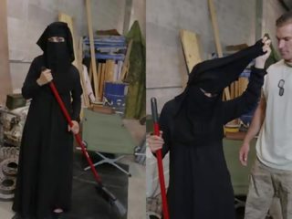 Tour de pompis - musulmán mujer sweeping suelo consigue noticed por convertido en americana soldier