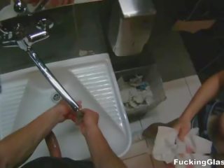 Sikiş äýnek - jemagat öňünde restroom orgazm
