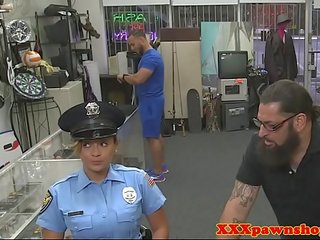 Sīka auguma policists uzart uz pawnshop par sīknauda