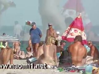 Naomi1 honění a mladý lad na a veřejné pláž
