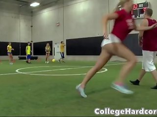 Kolledž sport dodgeball mäng kiiresti muutub hardcore orgia wow cr12385